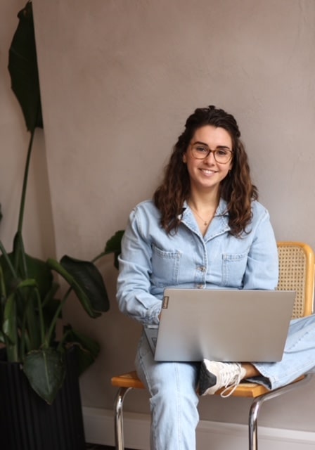 Marloes die in een boek over eten kijkt